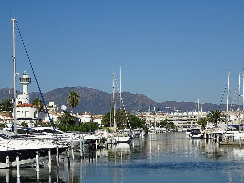 Guide for First-Time Tourists in Roses and Empuriabrava: Discover the Best of Costa Brava