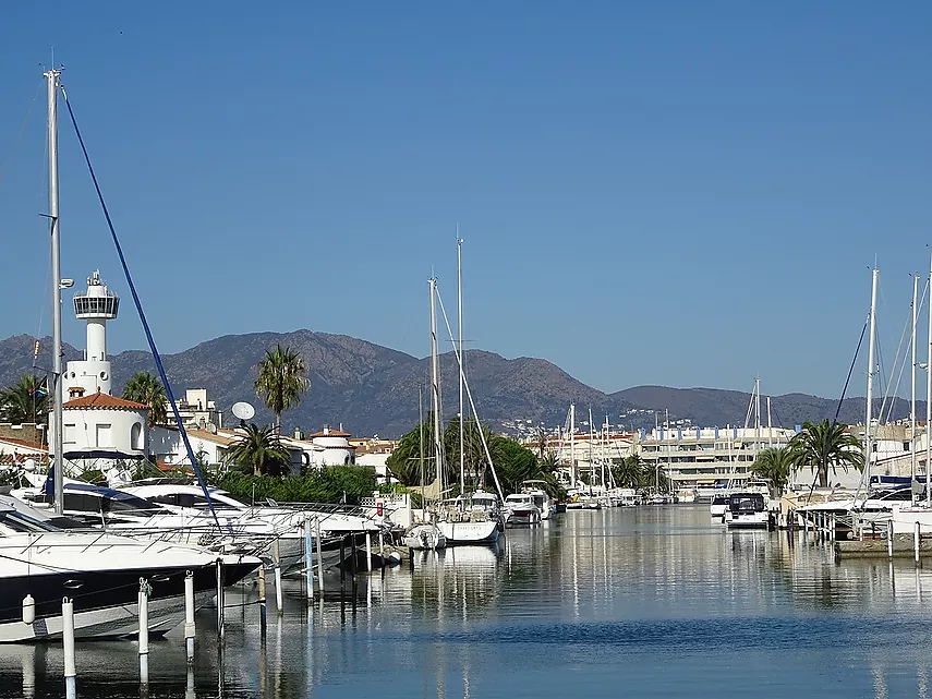 Guide for First-Time Tourists in Roses and Empuriabrava: Discover the Best of Costa Brava